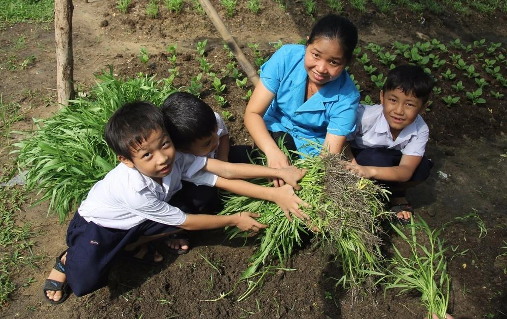 Cô trò khoe rau muống mới nhổ xong